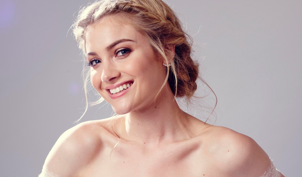 Красивая улыбающаяся актриса Скайлер Сэмюэлс