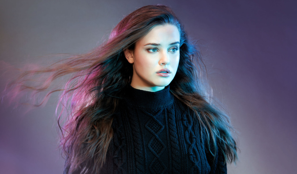 Красивая молодая актриса Кэтрин Лэнгфорд в черном свитере