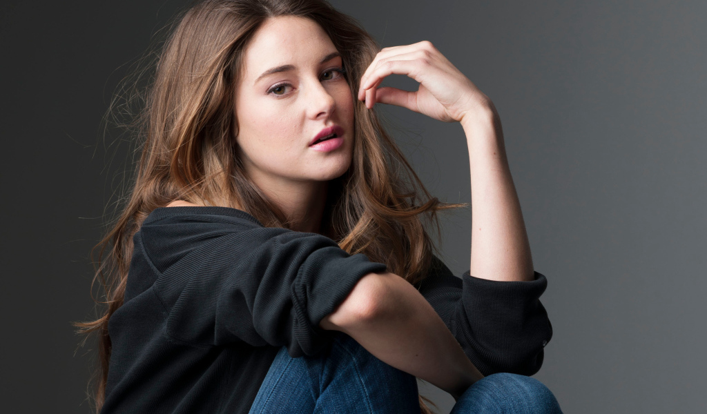 Красивая молодая актриса Шейлин Вудли 