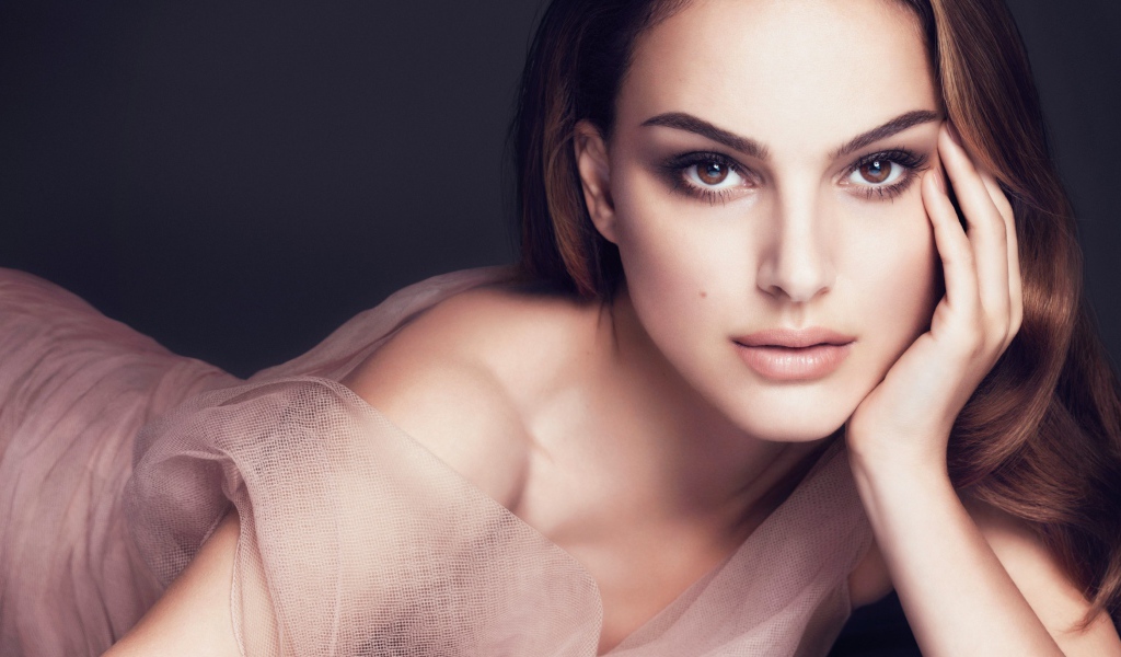 Красивая молодая брюнетка актриса Натали Портман