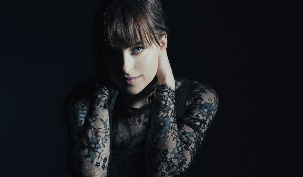 Красивая молодая девушка актриса Дакота Джонсон в черном наряде