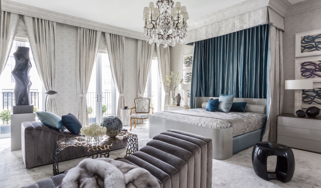 Спальня в голубых и серых нежных тонах 