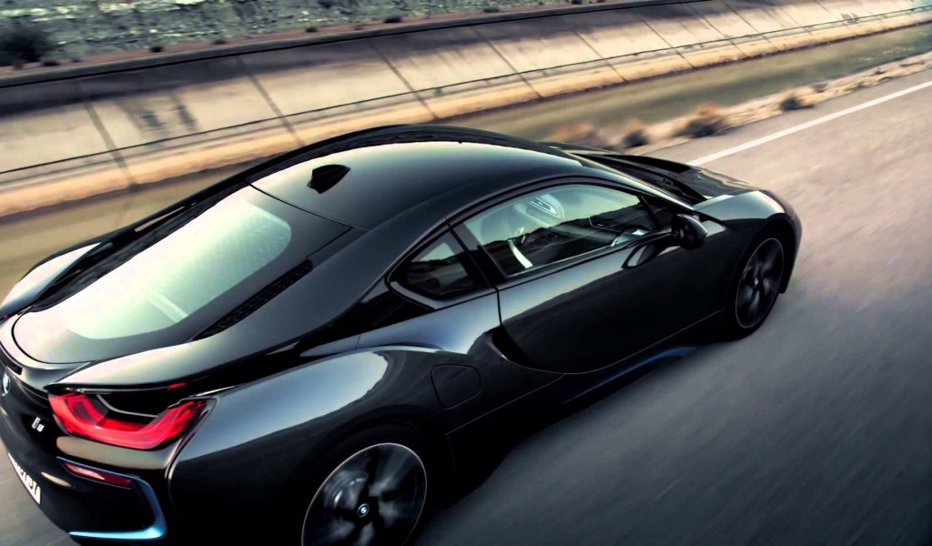 Черный электромобиль BMW i8 
