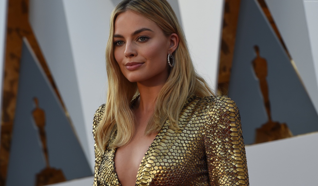 Блондинка актриса Марго Робби в золотом платье