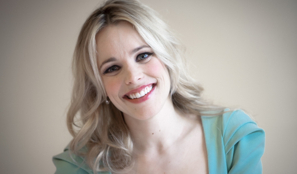 Блондинка с красивой улыбкой актриса Рэйчел Макадамс 