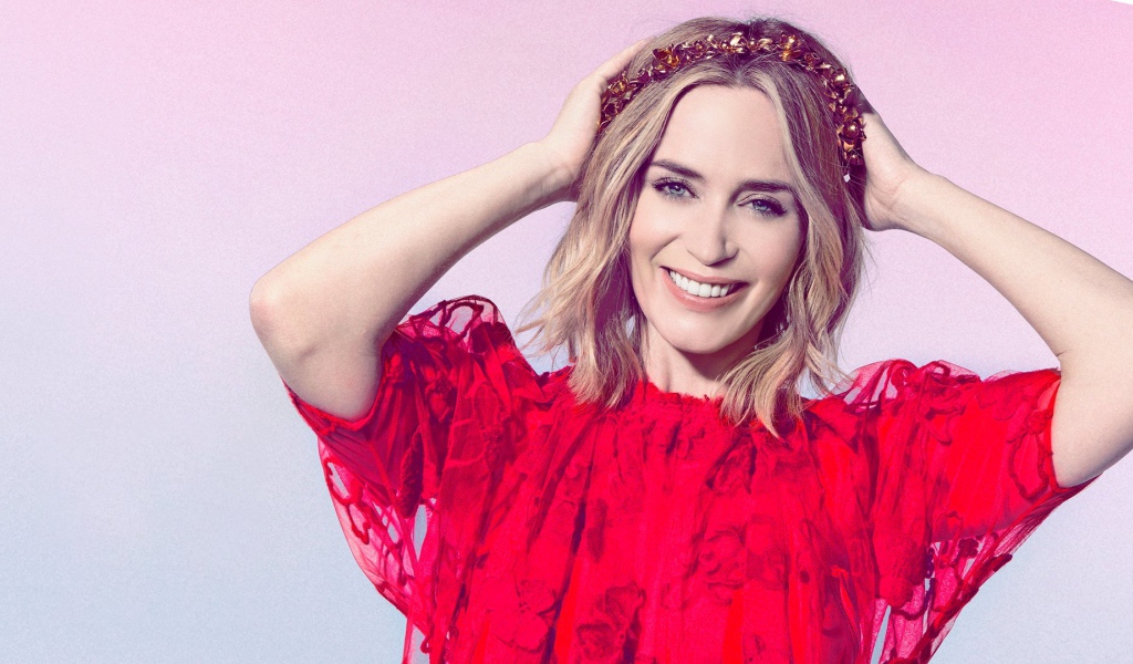 Голубоглазая актриса Эмили Блант в красном платье 