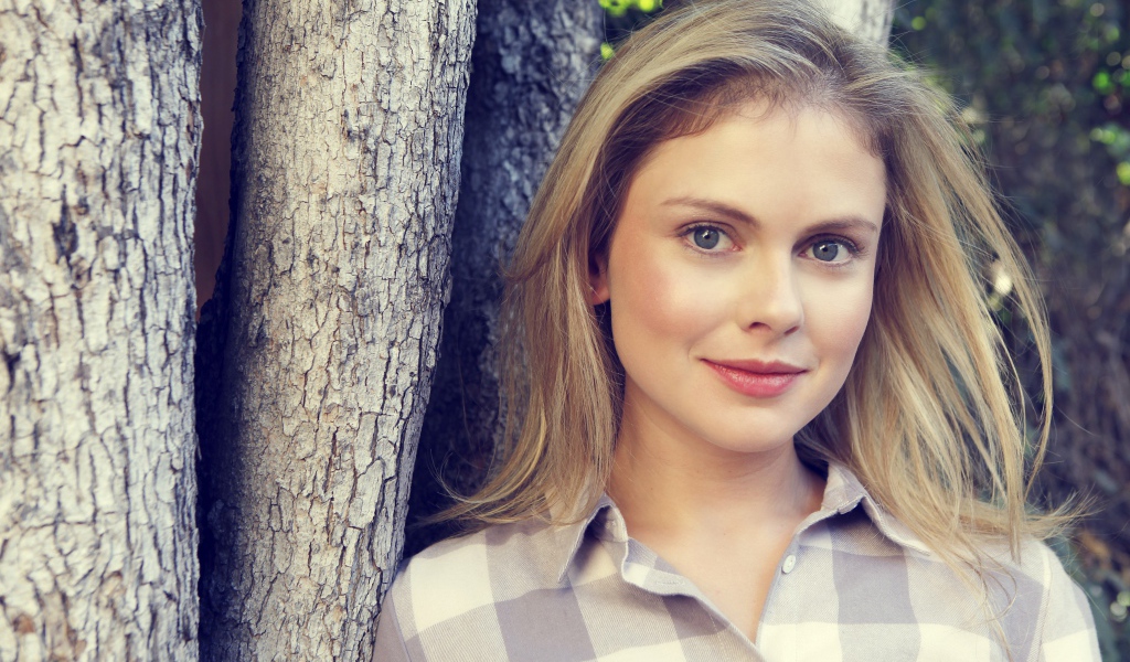 Голубоглазая актриса Роуз МакАйвер у дерева 