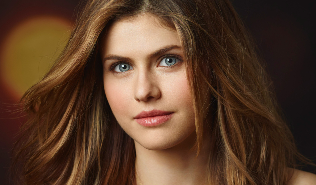 Голубоглазая брюнетка актриса Александра Даддарио 