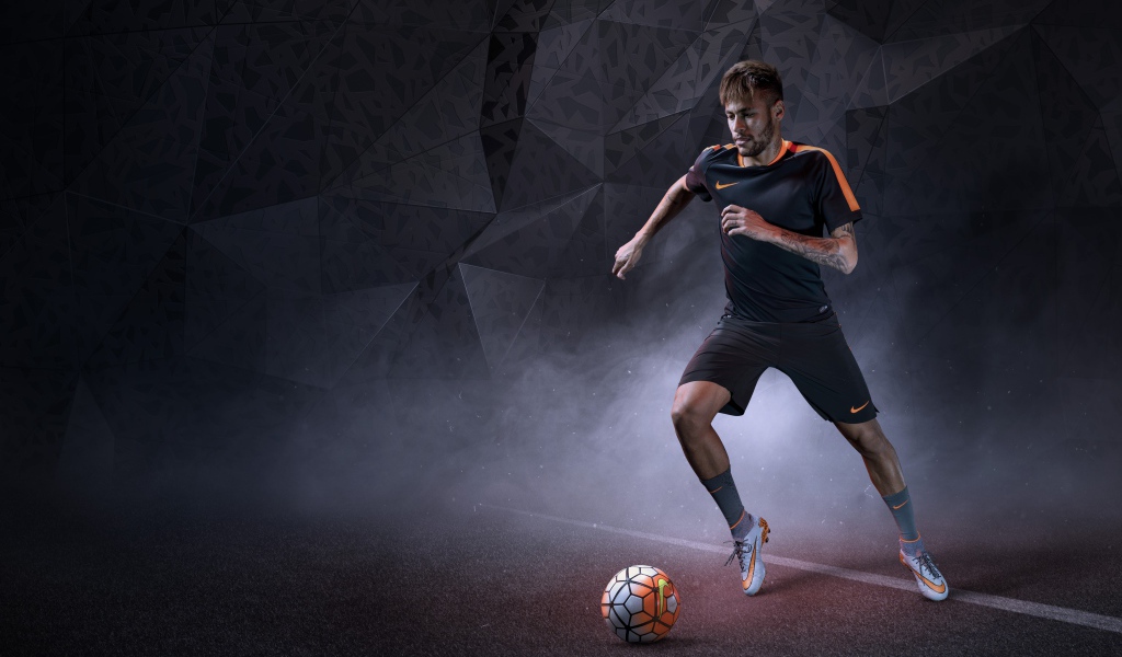 Бразильский футболист Неймар в форме Найк бьет по мячу