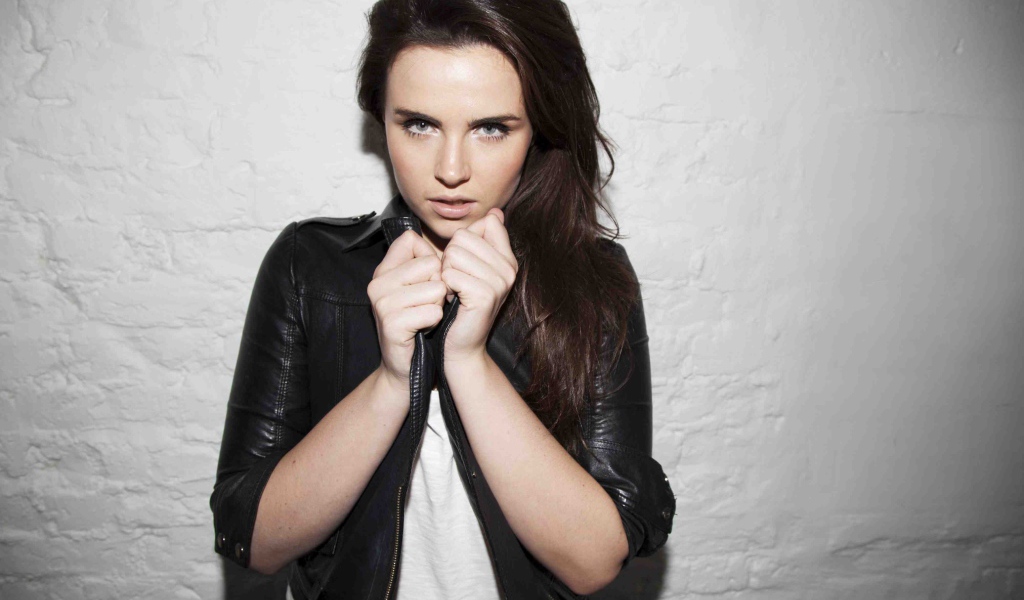 Британская актриса Эмер Кенни в черной кожаной куртке