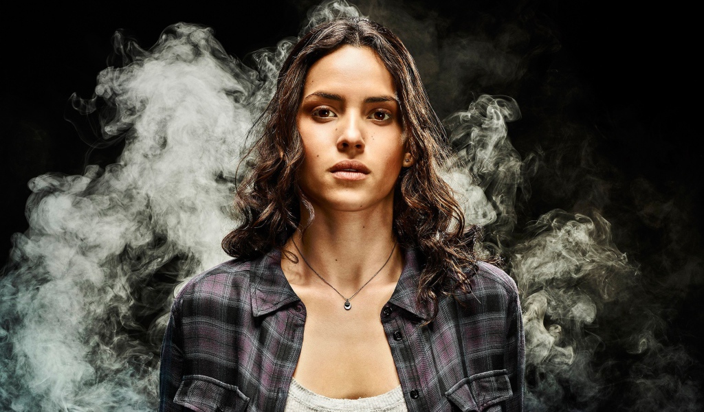 Кареглазая актриса брюнетка Адриа Архона