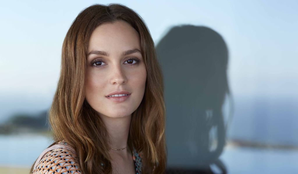 Брюнетка актриса Лейтон Мистер 