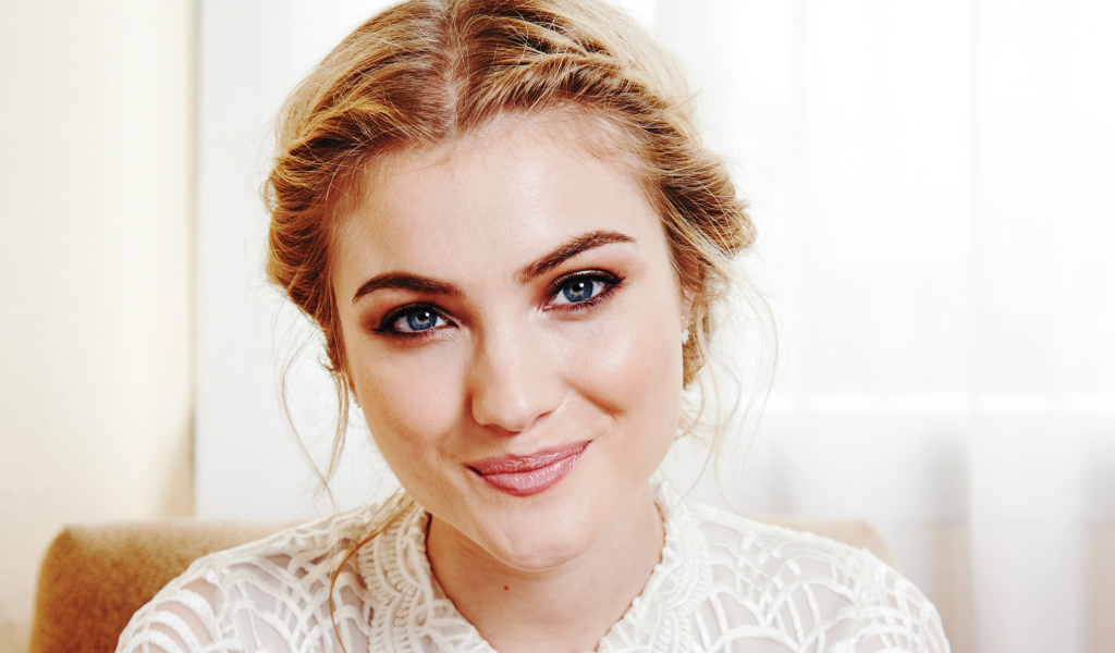 Милая голубоглазая блондинка актриса Скайлер Сэмюэлс