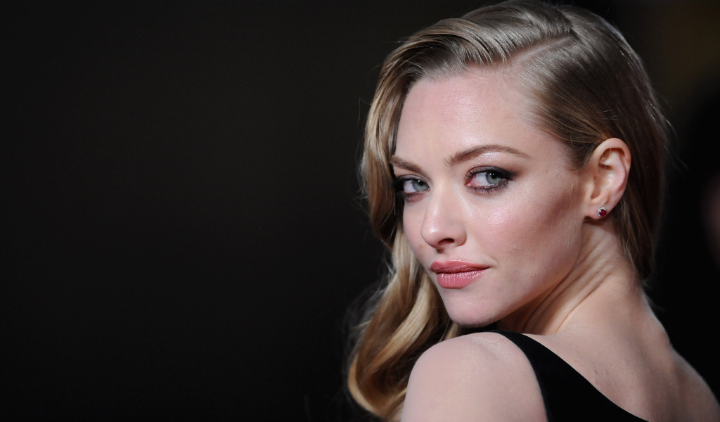 Нежная блондинка актриса Аманда Сейфрид