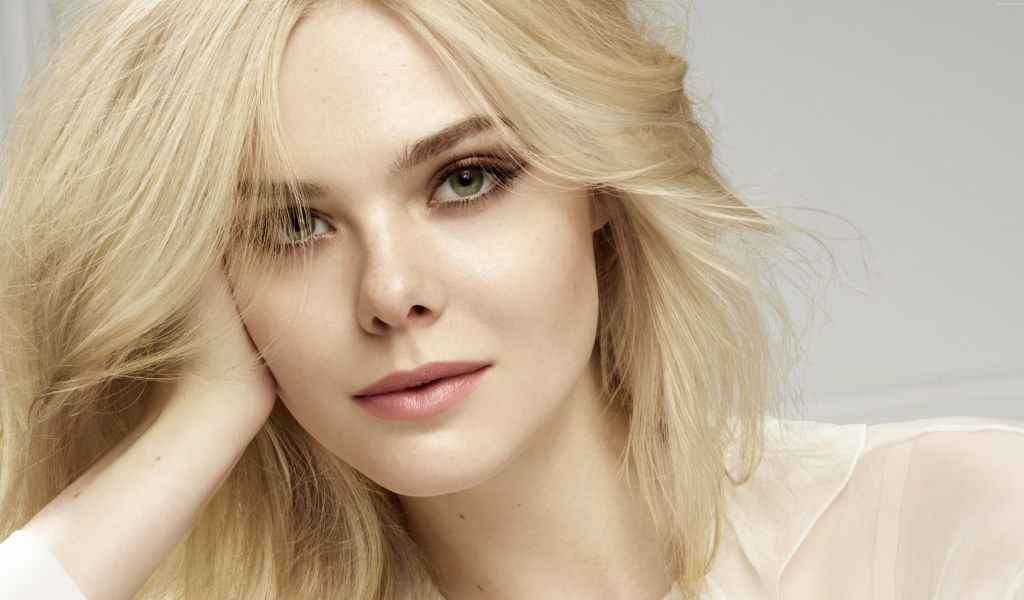 Нежная блондинка актриса Эль Фаннинг