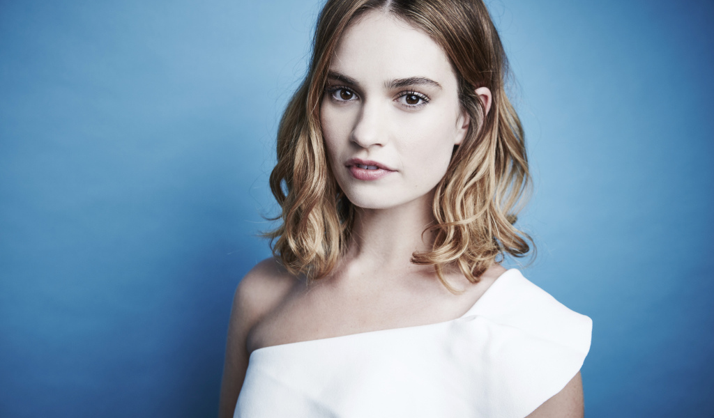 Нежная блондинка актриса Лили Джеймс