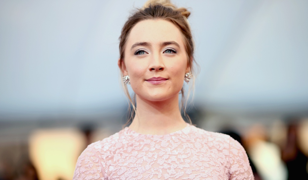 Нежная молодая актриса Сирша Ронан в красивом наряде