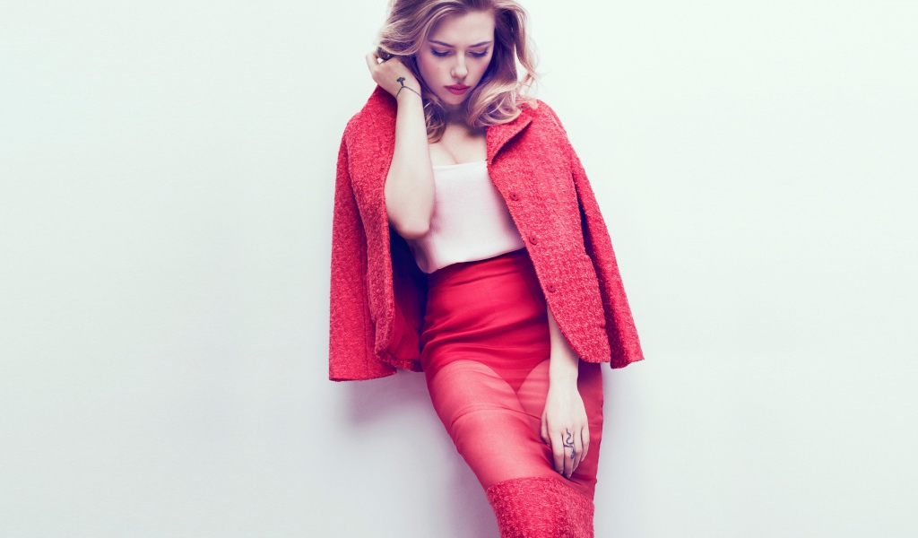 Эффектная блондинка  Скарлетт Йоханссон в красном костюме