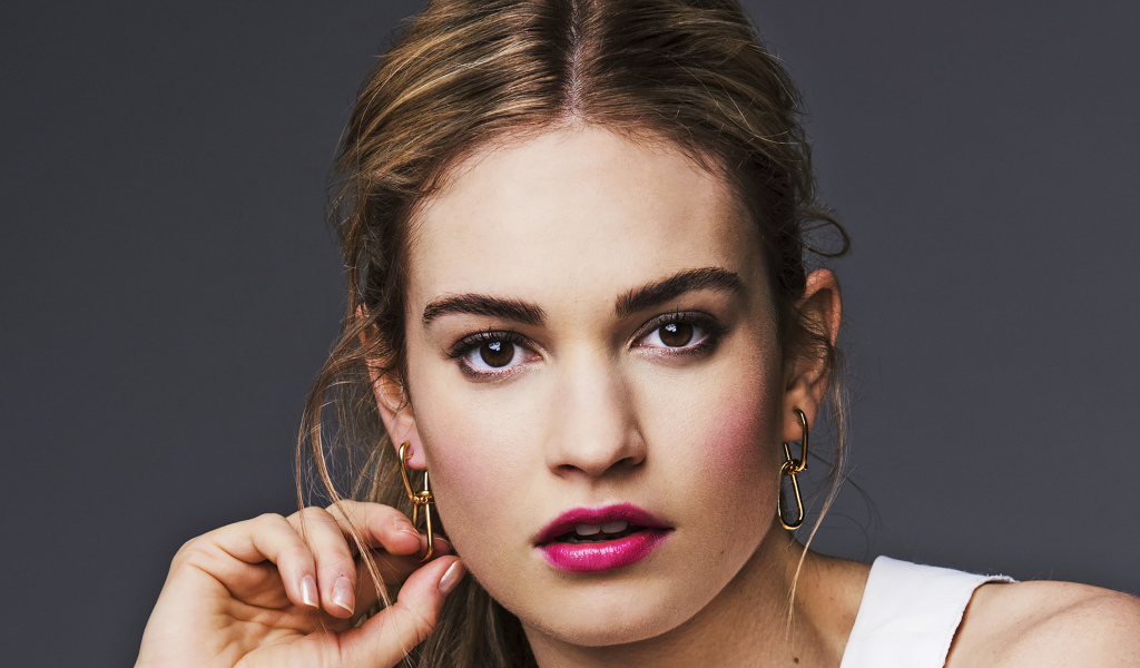 Эффектная девушка актриса Лили Джеймс