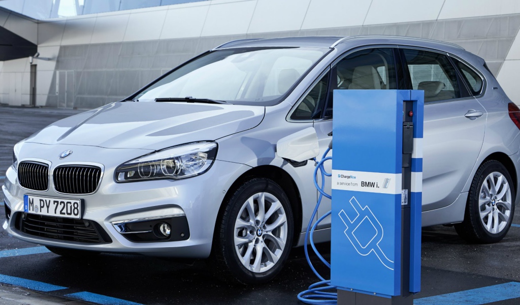 Электромобиль BMW 225xe Active Tourer 2016 на зарядке 