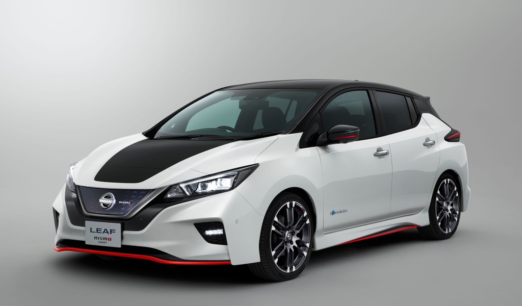 Электромобиль  Nissan Leaf Nismo на сером фоне
