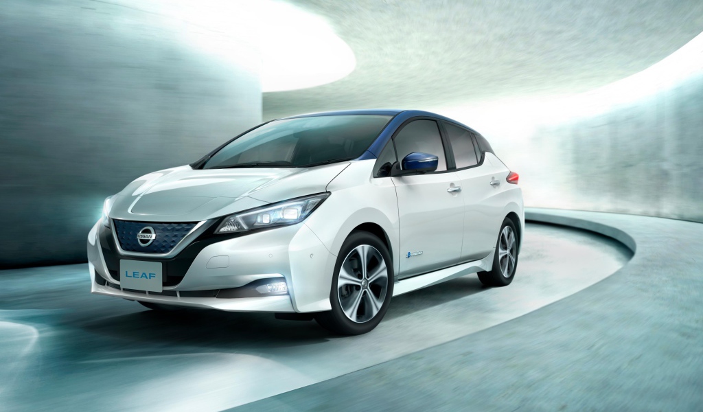Электромобиль Nissan Leaf на дороге