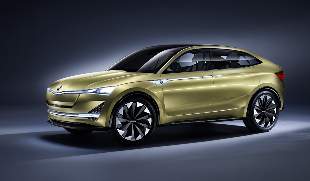 Электромобиль Skoda Vision E цвета золотой металлик на сером фоне