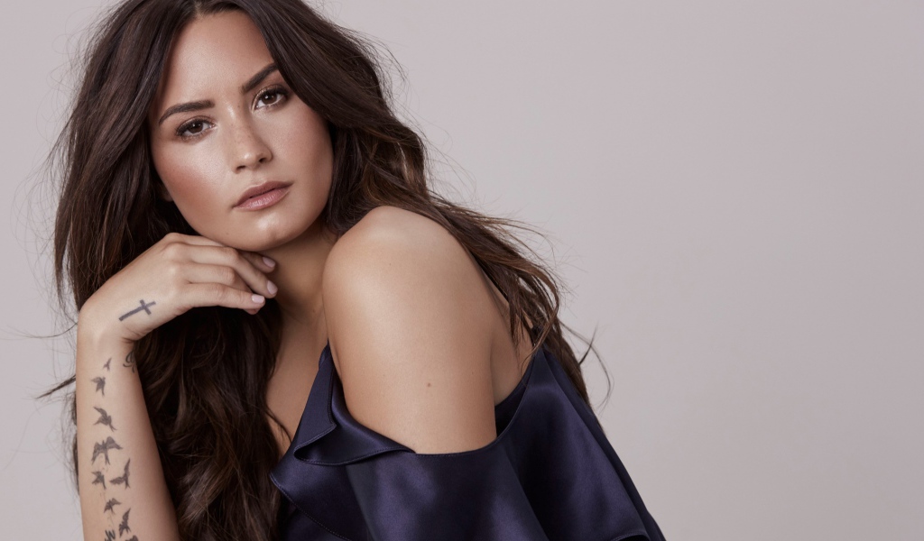 Знаменитая актриса, певица Деми Ловато фото на сером фоне