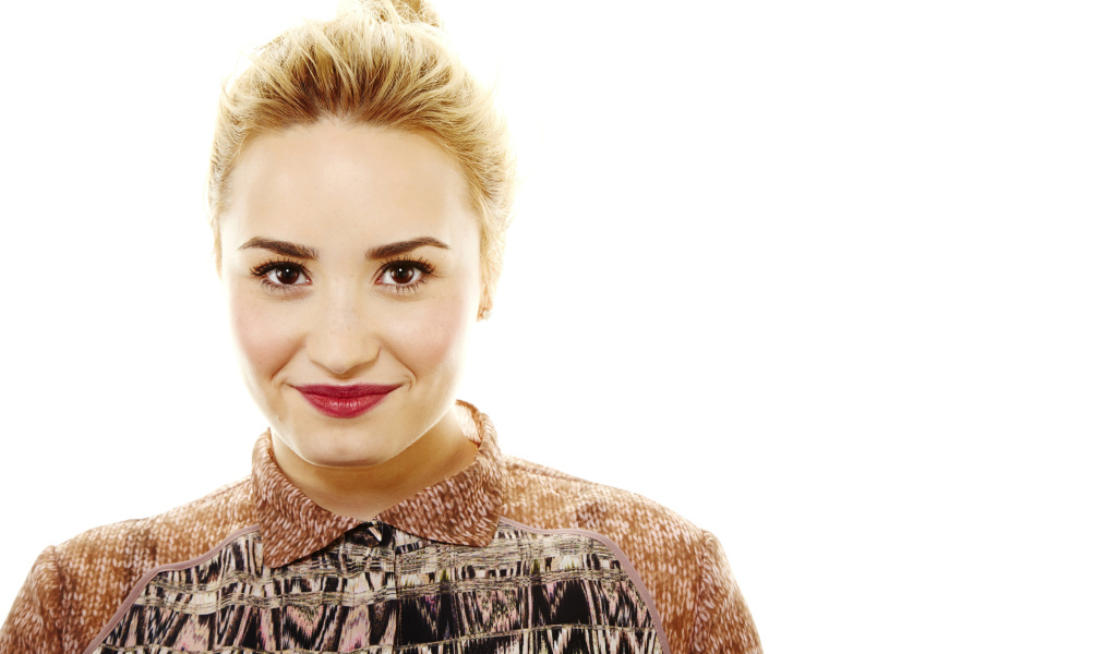 Знаменитая актриса, певица Деми Ловато фото на белом фоне