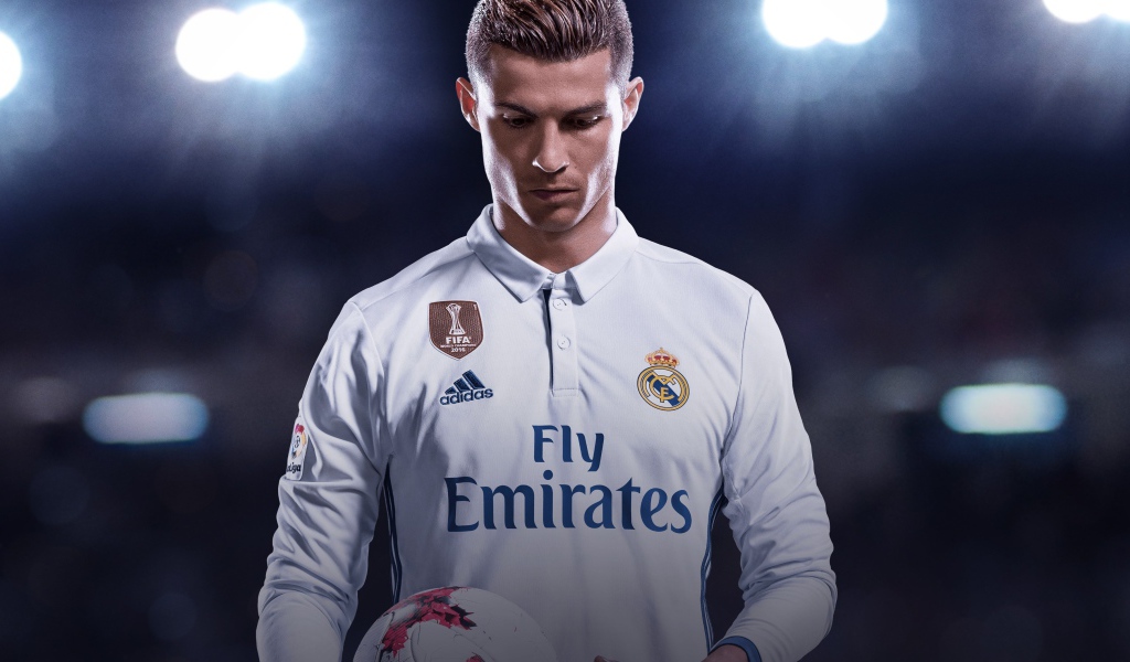 Известный футболист Криштиану Роналду с мячом