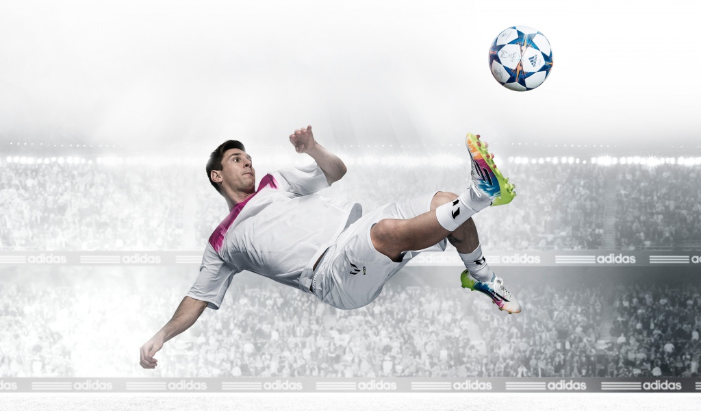 Известный футболист  Лионель Месси бьет по мячу