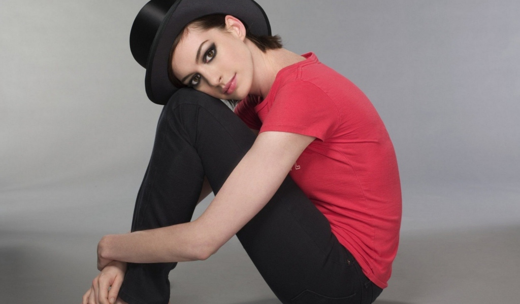 Девушка актриса Энн Хэтэуэй в шляпе 