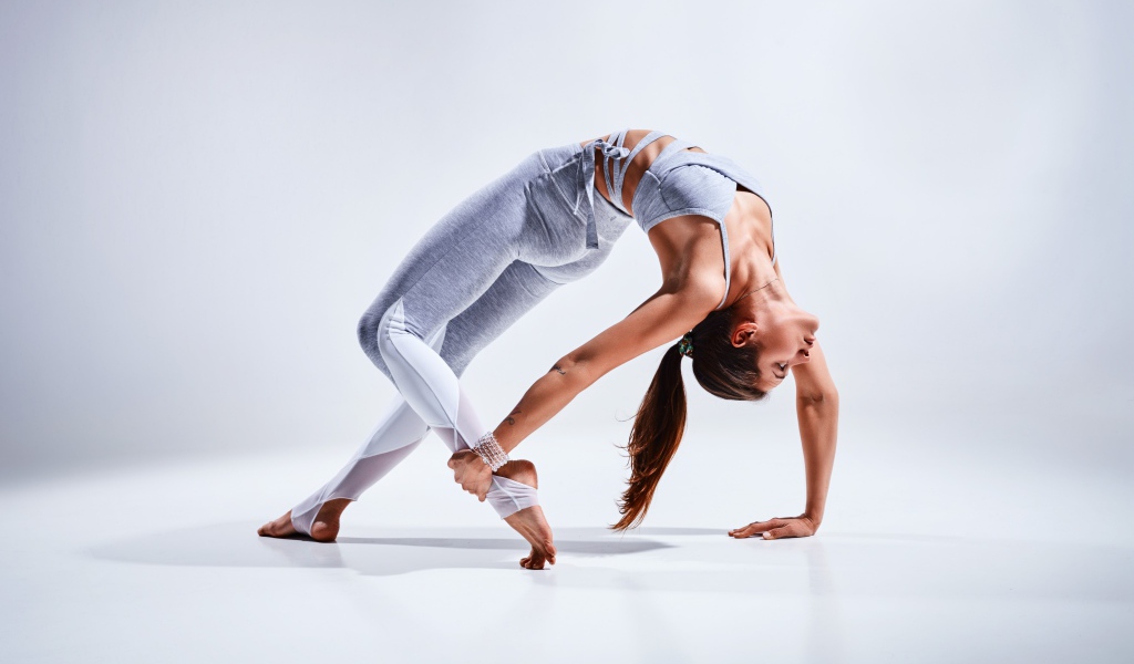 Девушка спортсменка занимается йогой 