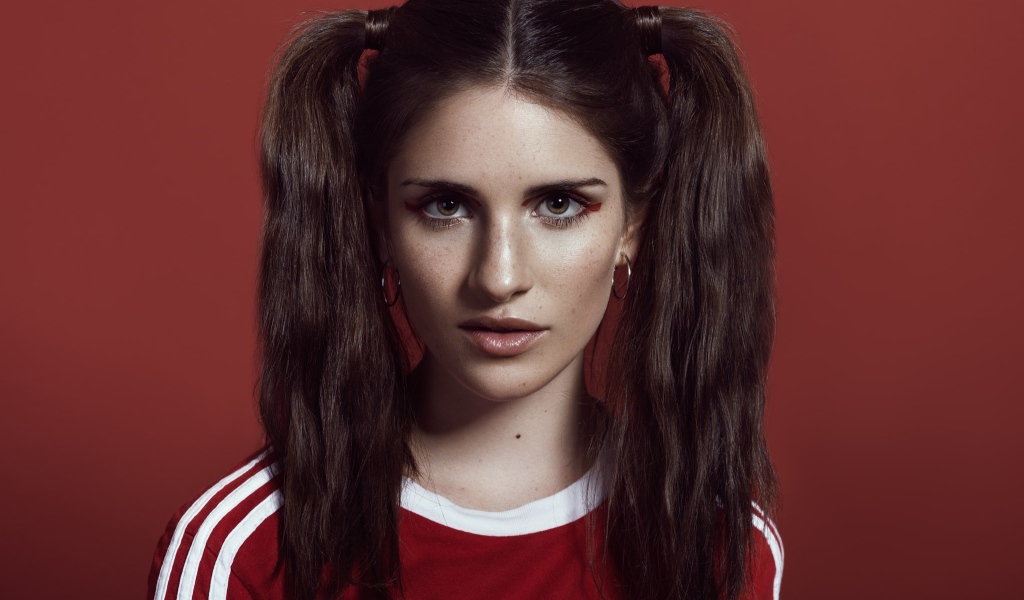 Девушка спортсменка с хвостиками на голове 