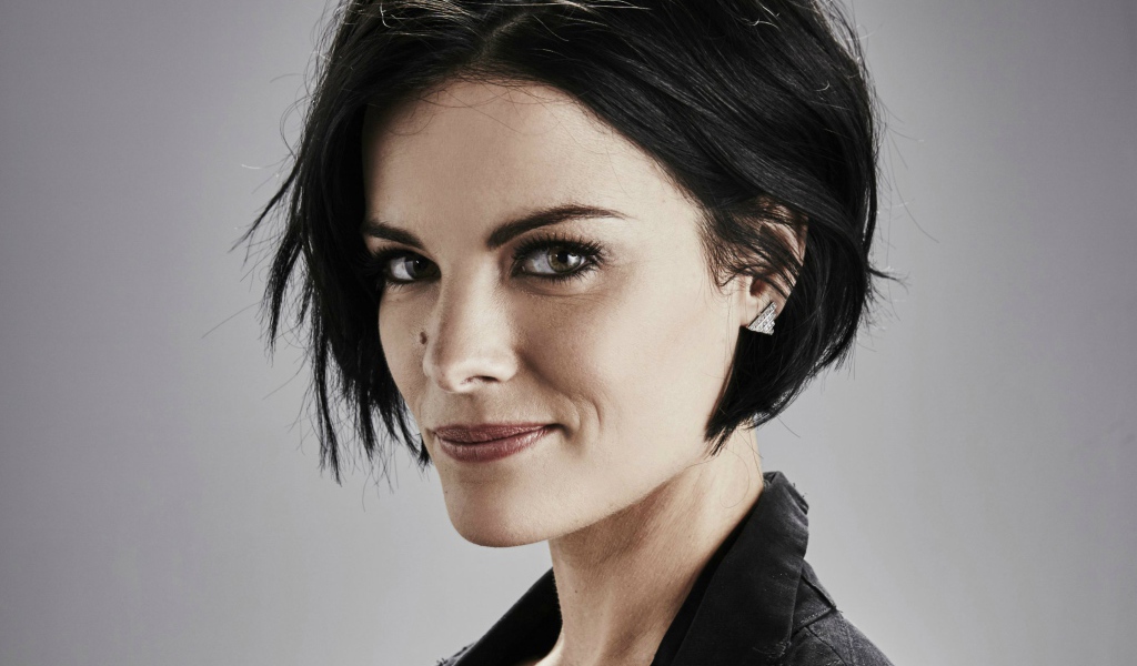 Девушка брюнетка актриса Джейми Александр 