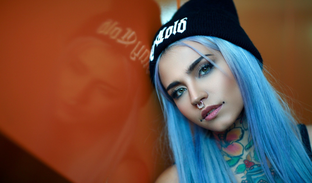 Девушка с голубыми волосами и пирсингом в носу 