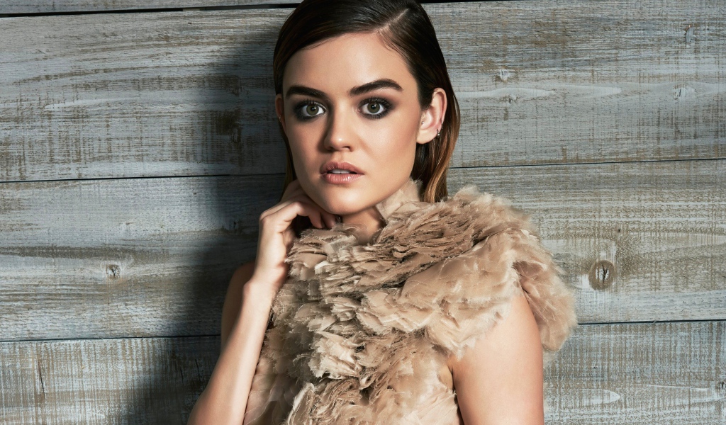 Зеленоглазая актриса брюнетка Люси Хейл 