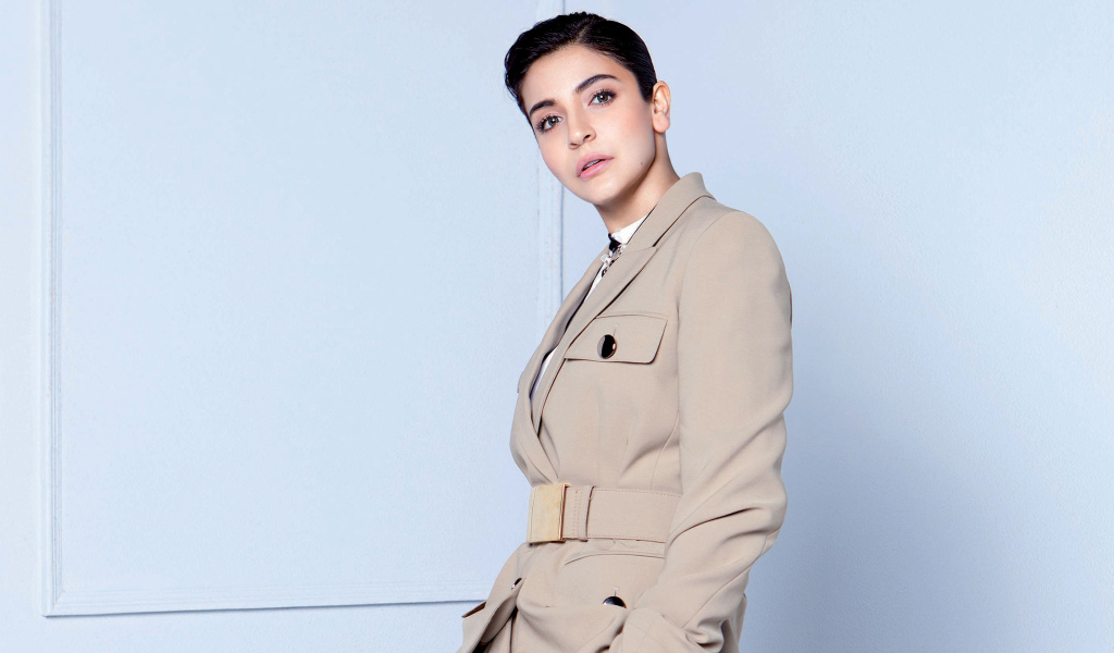 Индийская актриса, модель Анушка Шарма в пальто