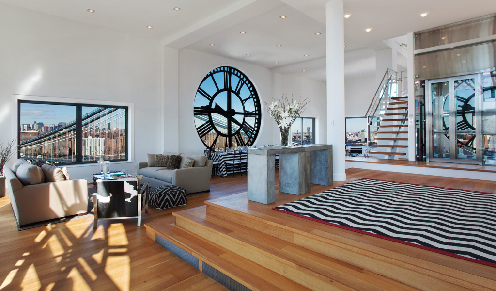 Пентхаус с окном в виде часов 