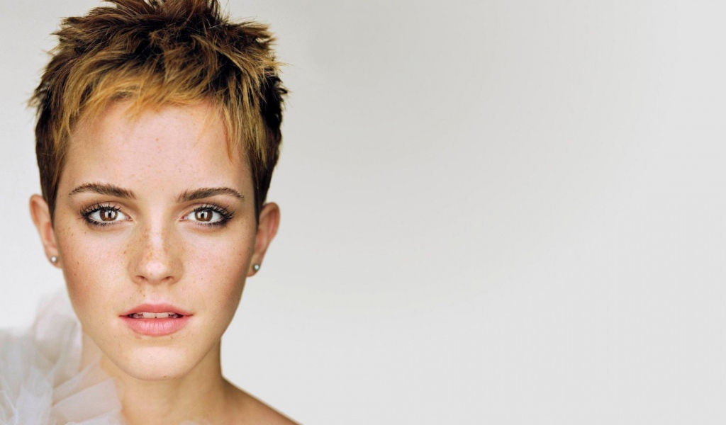 Популярная актриса Эмма Уотсон с короткой стрижкой 