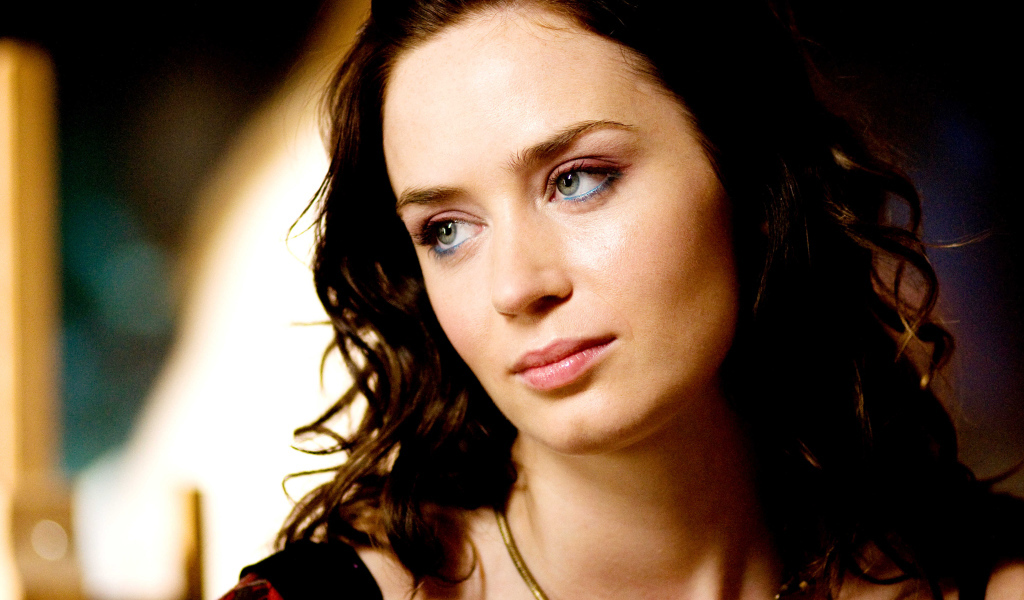 Популярная актриса, брюнетка Эмили Блант