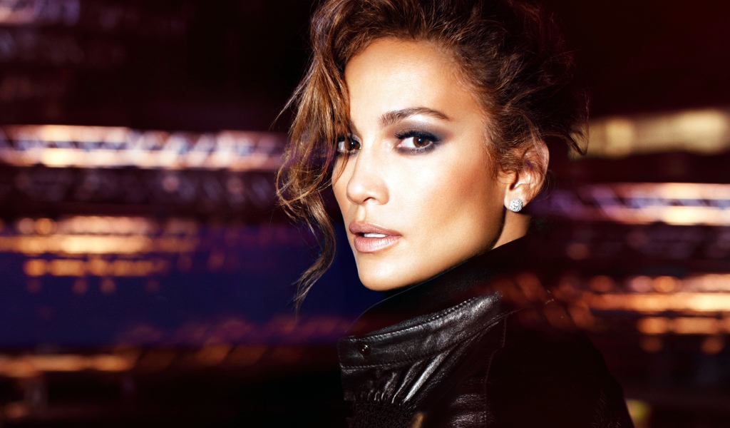 Популярная актриса, певица Дженнифер Лопес в черной куртке