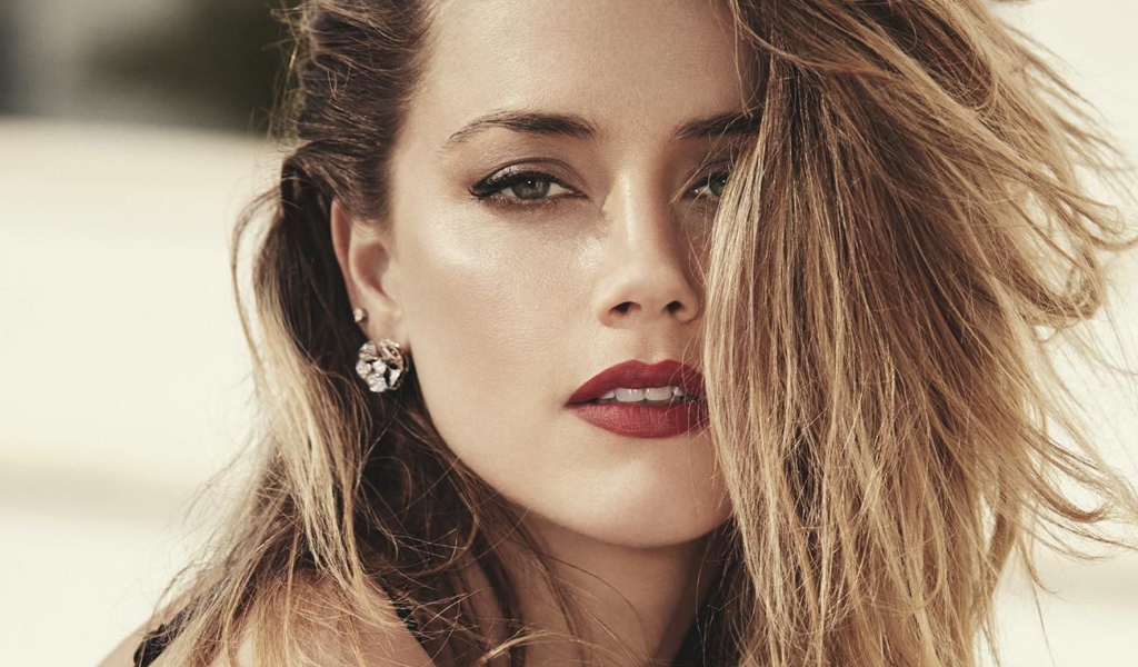 Популярная блондинка актриса Эмбер Хёрд с красными губами