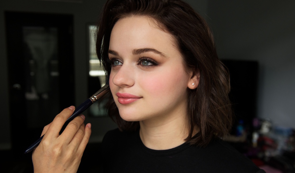 Подготовка к съемкам актрисы Джои Кинг