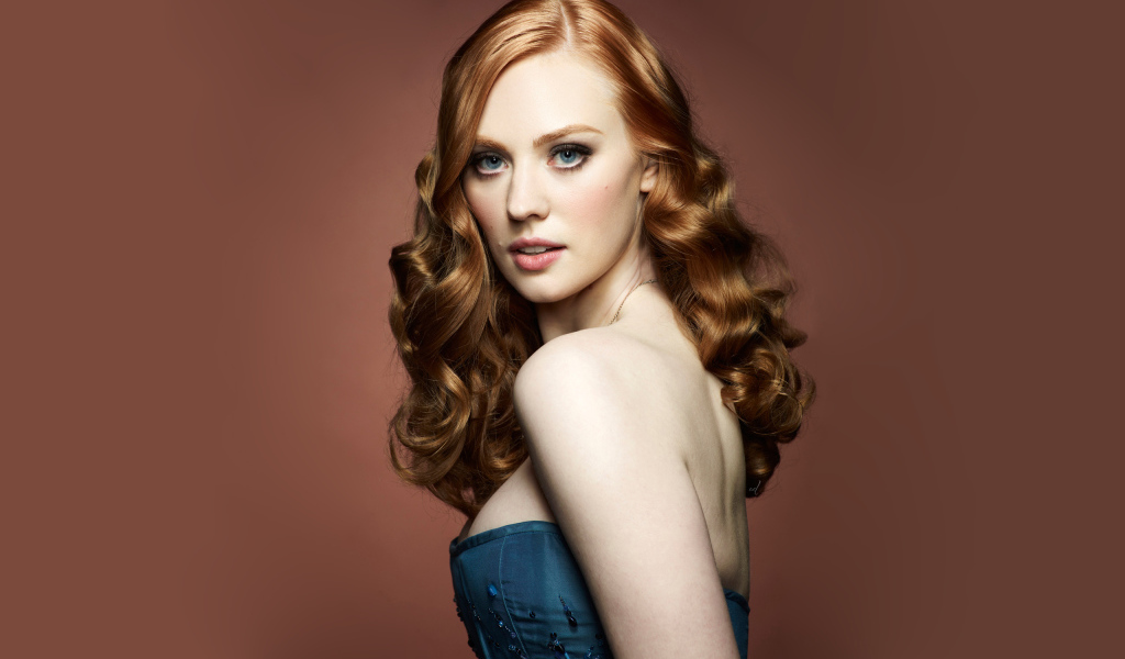 Рыжеволосая актриса Дебора Энн Уолл 