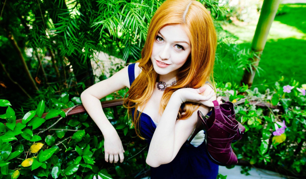 Рыжеволосая девушка, актриса Кэтрин Макнамара