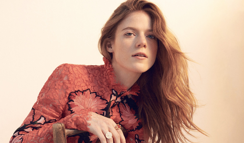 Рыжеволосая девушка актриса Роуз Лесли 