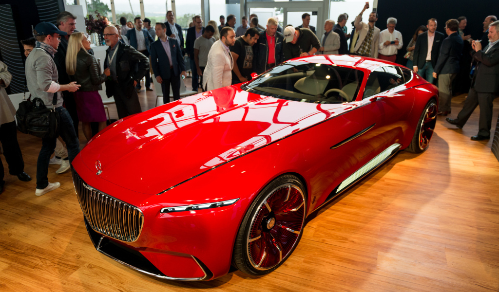 Красный электрокар Mercedes-Maybach 6 на выставке 