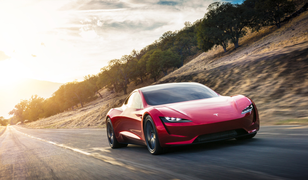 Красный электромобиль Tesla Roadster, 2020 на трассе