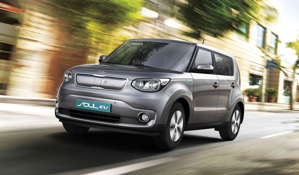 Серебристый электромобиль Kia Soul EV в движении 